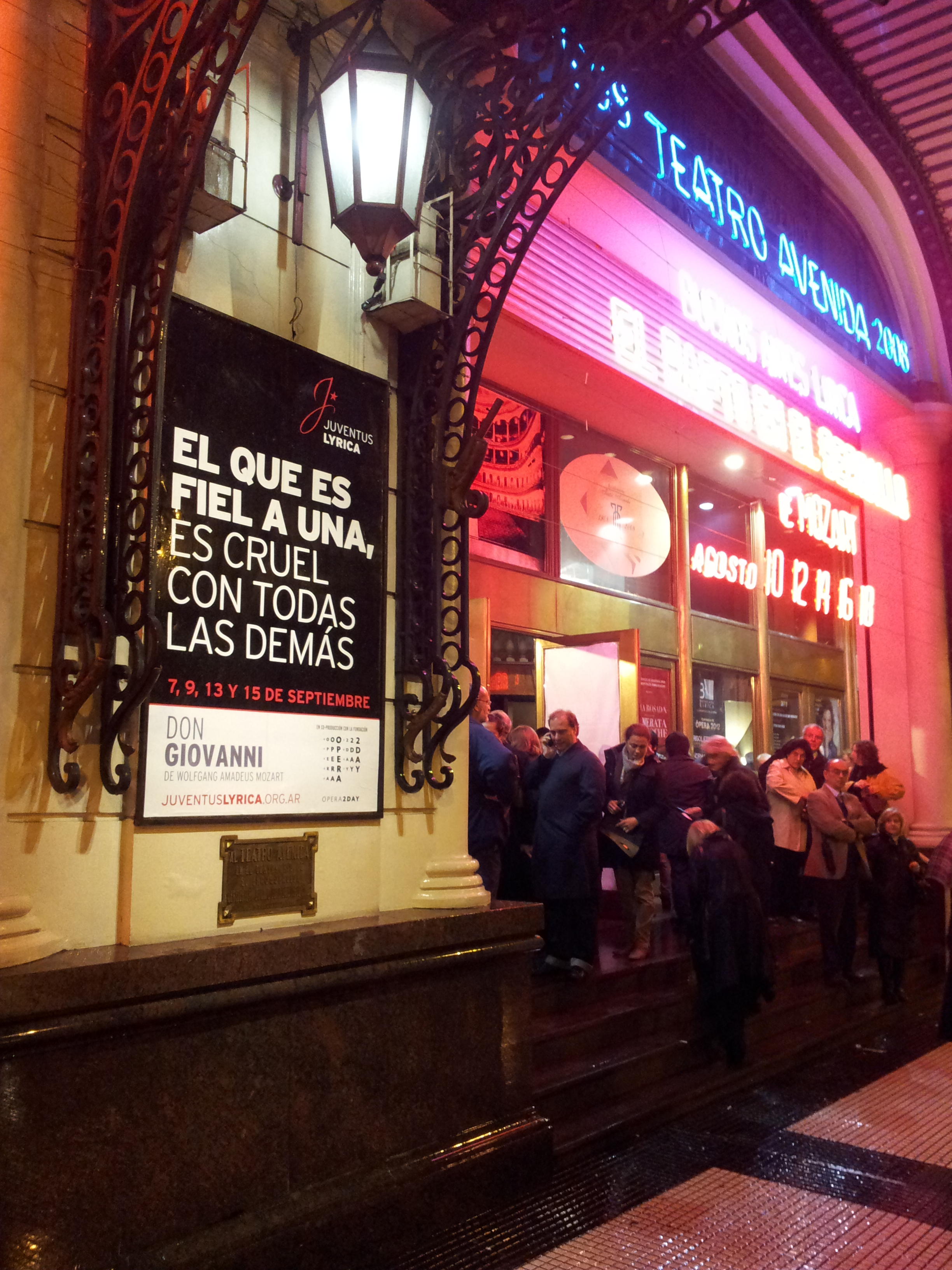 'Wie trouw is aan één, doet de anderen onrecht' Poster op Teatro Avenida in Buenos Aires (foto Serge van Veggel)