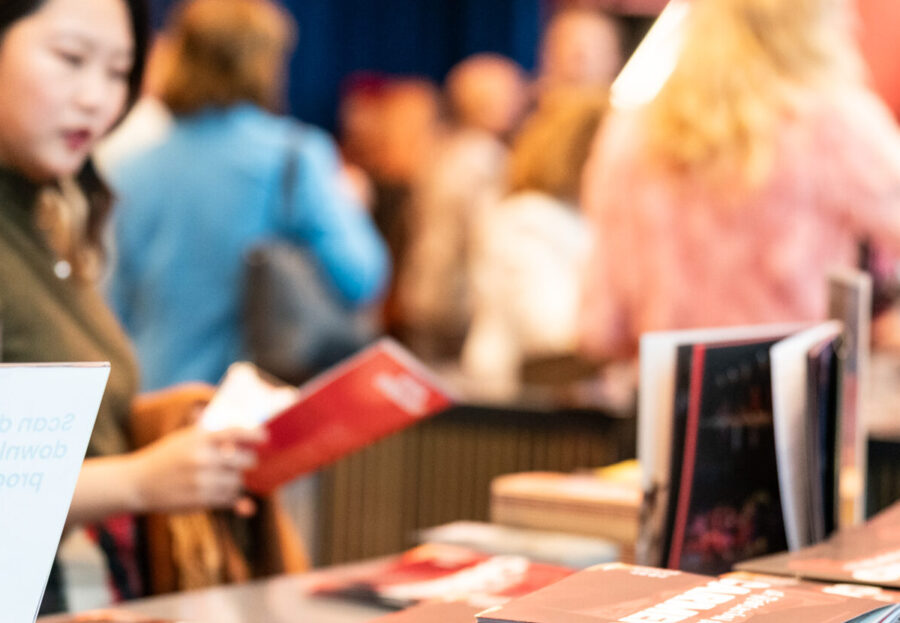 Publiek bij de première van 'La Révolution de Carmen' in Amare Den Haag op 4 september 2026